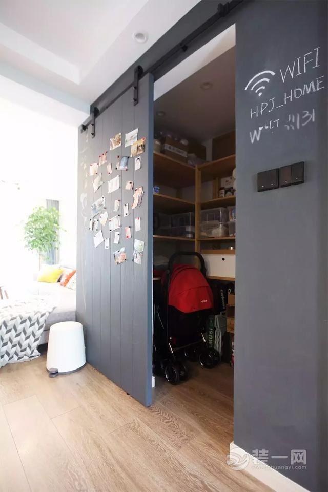 谷仓木的后面,是个储物间,家里的杂物都可以塞进这个空间,让开放的